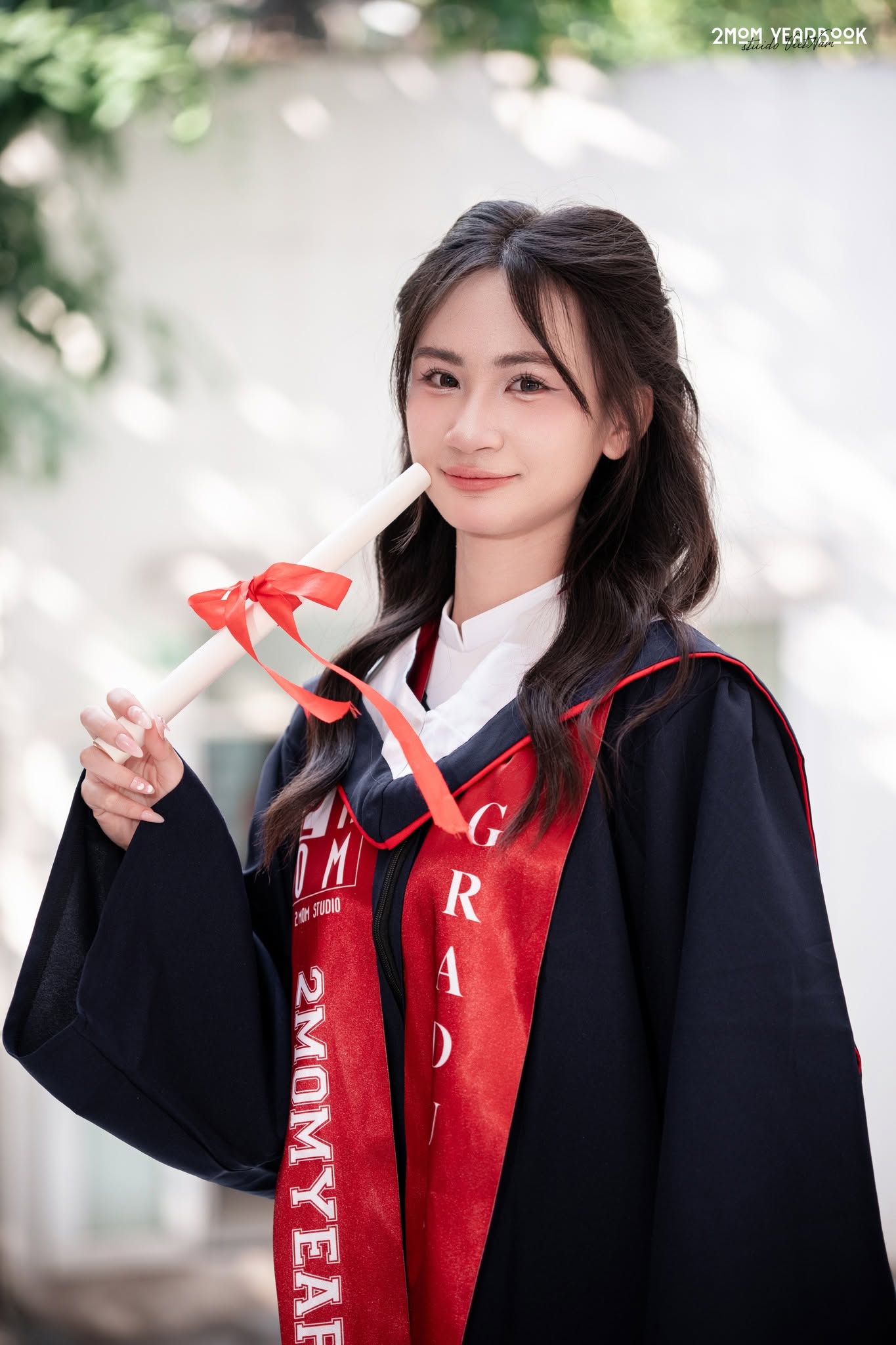 tạo dáng áo cử nhân